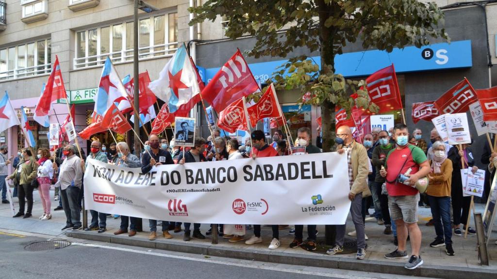Concentración ante el Banco Sabadell de Xeneral Pardiñas.