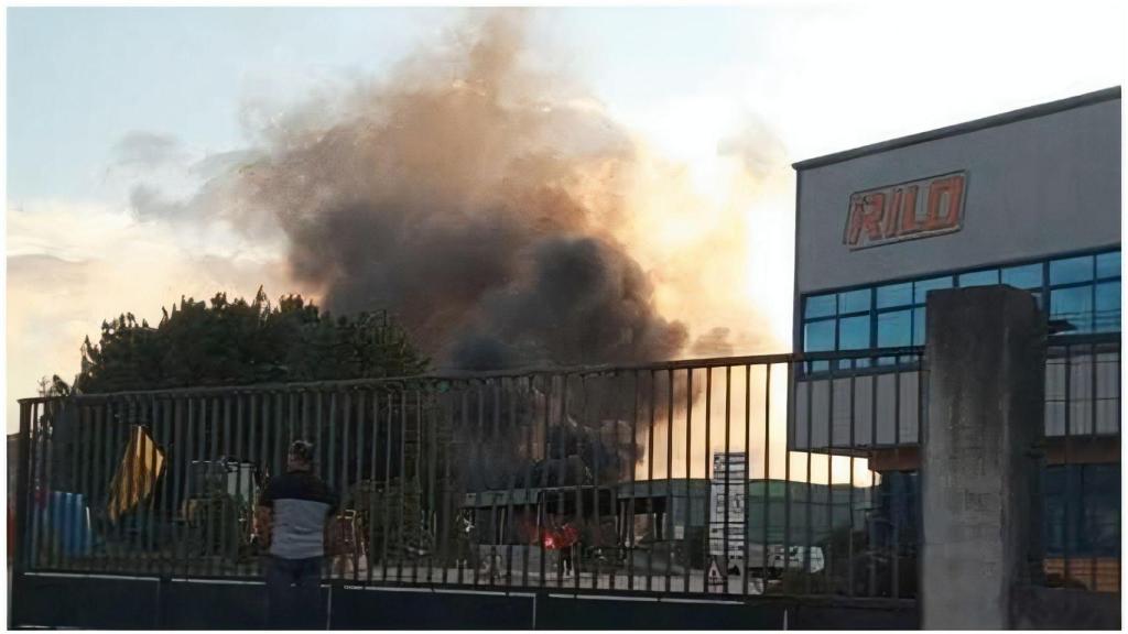 Humareda en la carretera de Catabois,