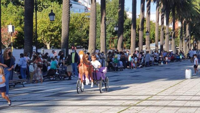 Gente en la vuelta de los caballitos a Méndez Núñez (Foto cedida)