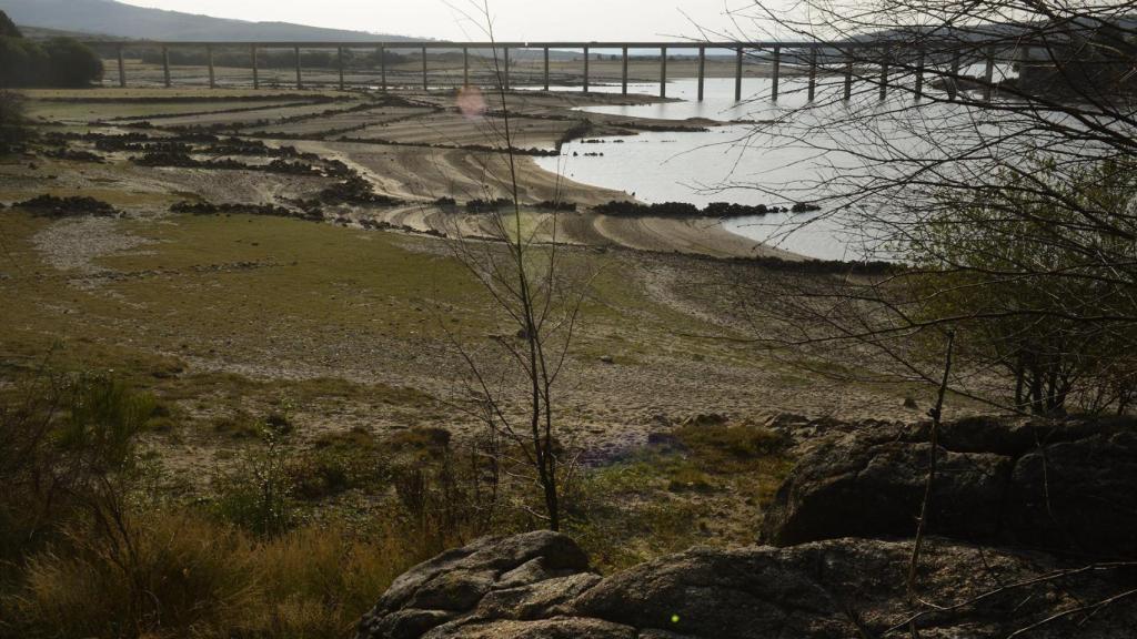 Vista general sobre el estado del embalse de Salas en la cuenca Miño-Sil.