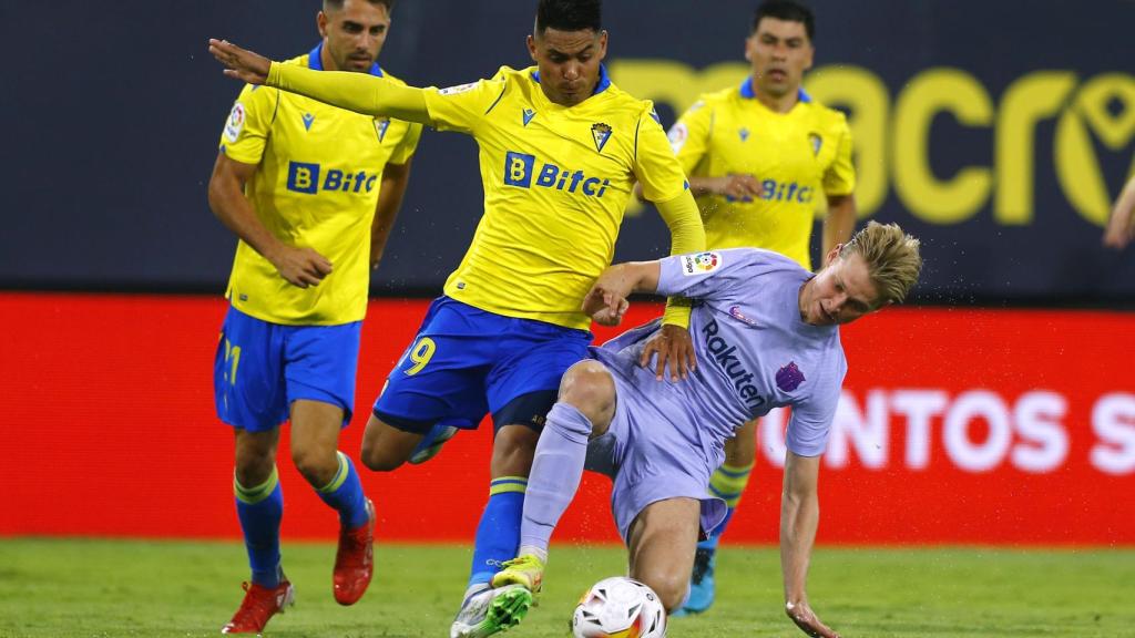 De Jong protegiendo el balón ante la presión del Cádiz