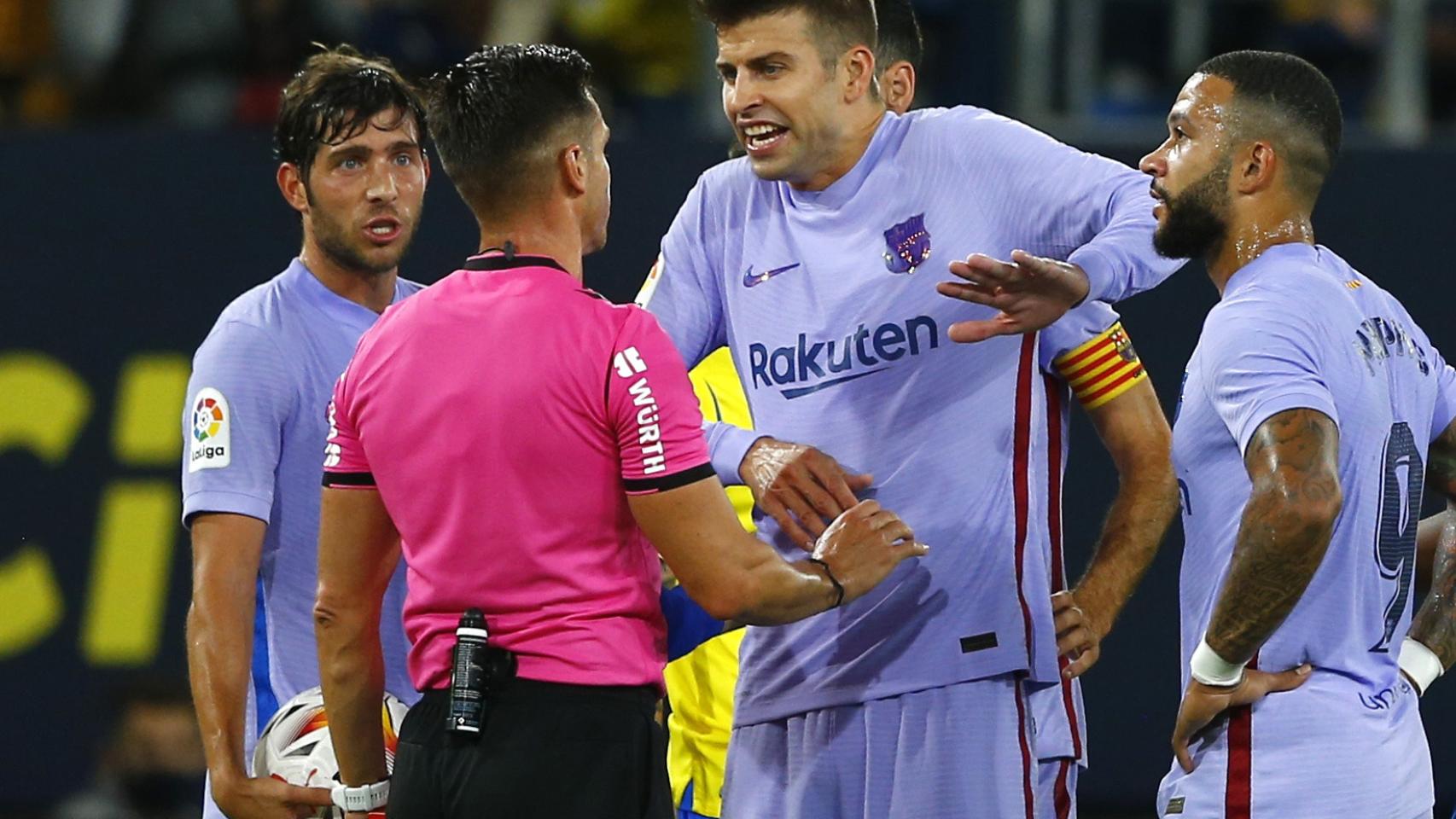 Piqué protestando al árbitro