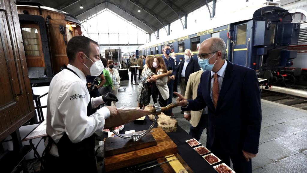 El presidente de la Diputación de Salamanca, Javier Iglesias, presenta el proyecto turístico 'Camino de Hierro'