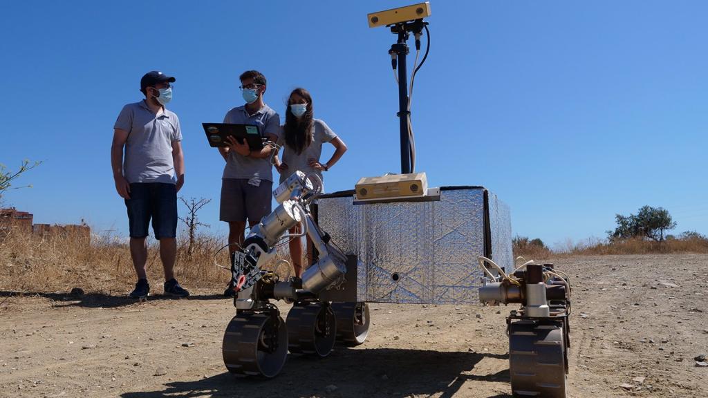 Ingenieros de la UMA experimentan con un vehículo de la Agencia Espacial Europea.