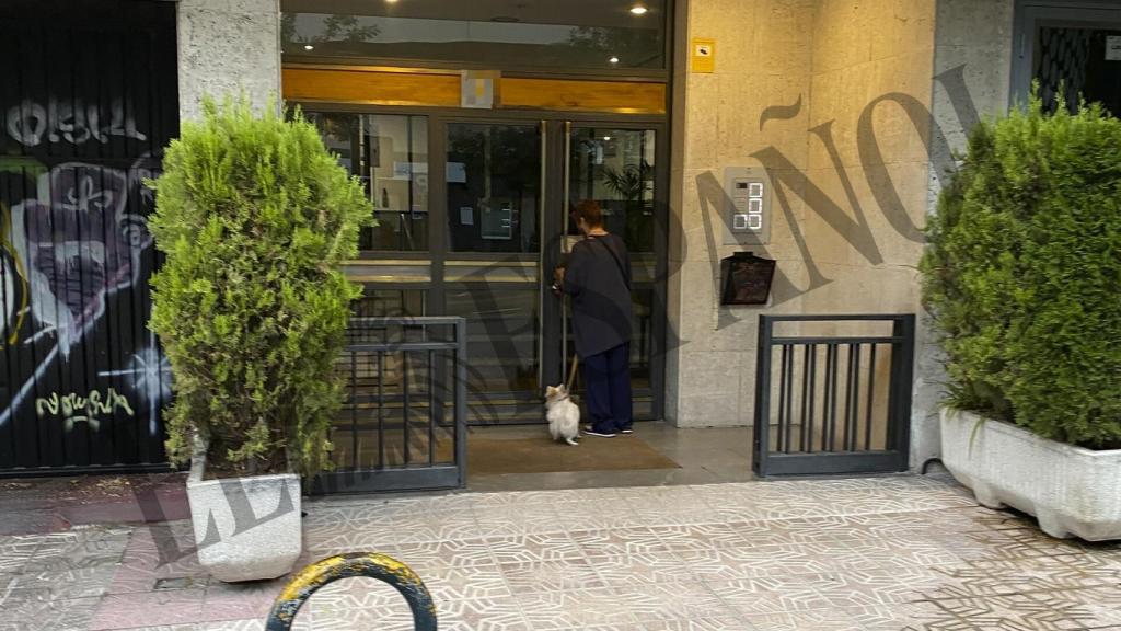 La actriz entrando en su casa de Víctor de la Serna tras su paseo del pasado jueves.