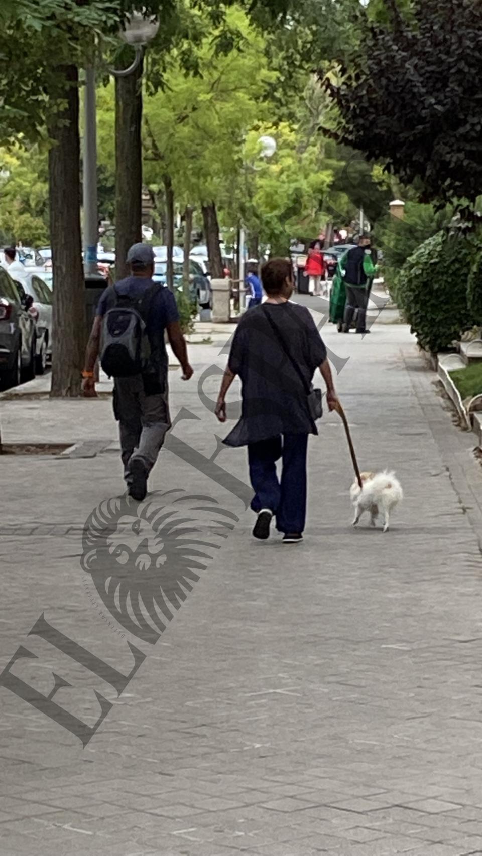 Verónica caminando hacia su casa tras haber estado en su vehículo.