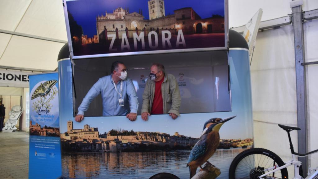 Jesús María Prada y Cristoph Strieder en uno de los stands con los que cuenta Zamora en la Feria Naturcyl