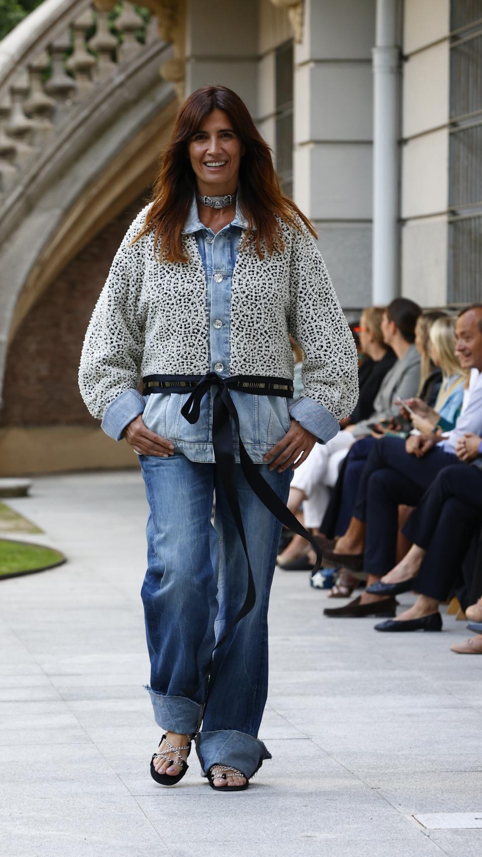 La actriz Elia Galera desfilando para Alvarno.