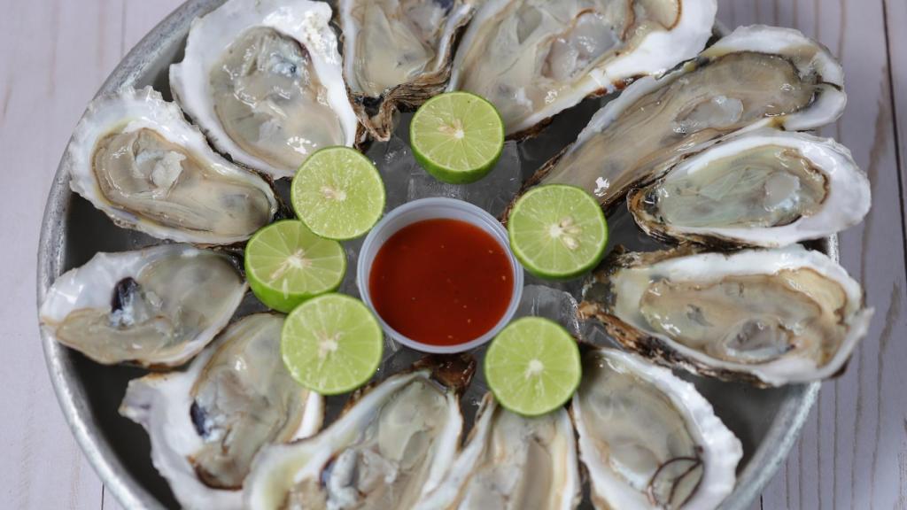 Cuando se consumen crudas, suele acompañarse de unas gotas de limón.