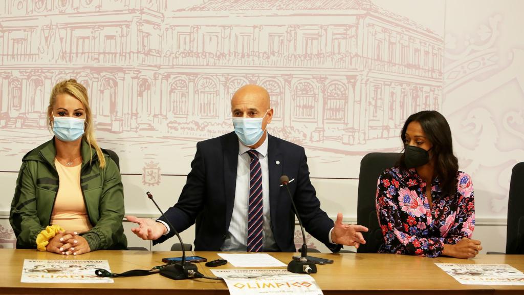 La deportista de halterofilia, Lydia Valentín; el alcalde de León, José Antonio Diez Díaz y la atleta y medallista de bronce en los JJOO de Tokio 2020, Ana Peleteiro, en la rueda de prensa del Foro Internacional del Deporte de Castilla y León