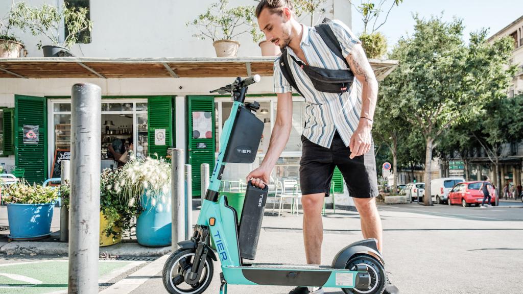 Un patinete de Tier con la batería extraíble.