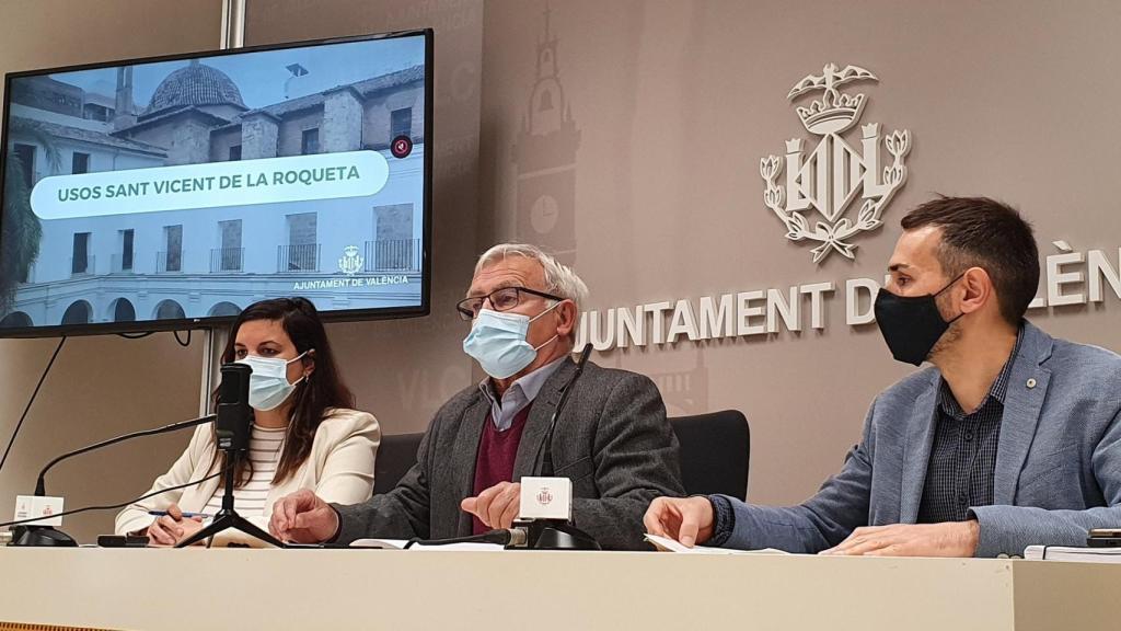 Joan Ribó, en el centro, junto a sus vicealcaldes Sandra Gómez y Sergi Campillo. EE