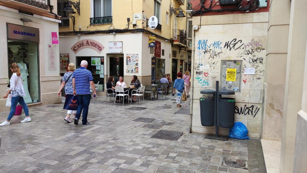 Los que dicen que el centro está más cuidado que los barrios no han paseado junto a la iglesia del Sagrado Corazón, al lado del Museo Thyssen.