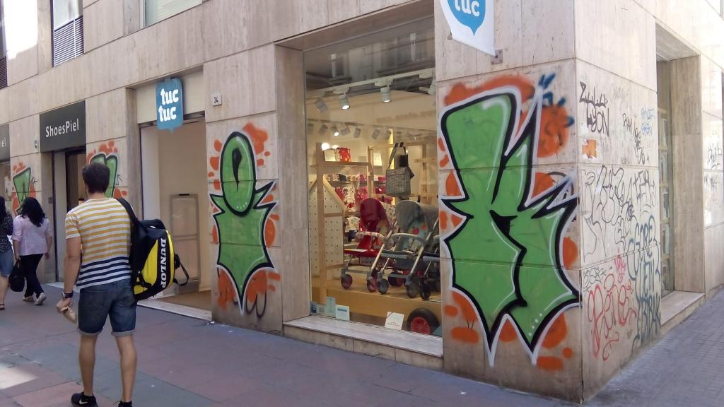 Los edificios de este barrio se benefician del arte urbano que los expertos del espray imprimen en sus paredes.