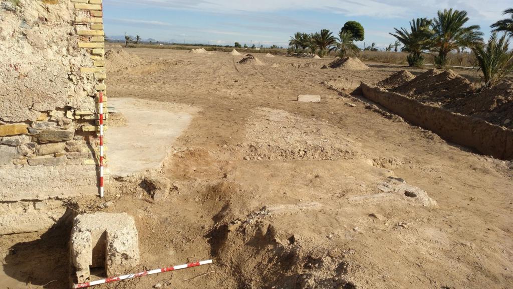 Excavación de las cimentaciones de un barracón junto al antiguo horno de pan