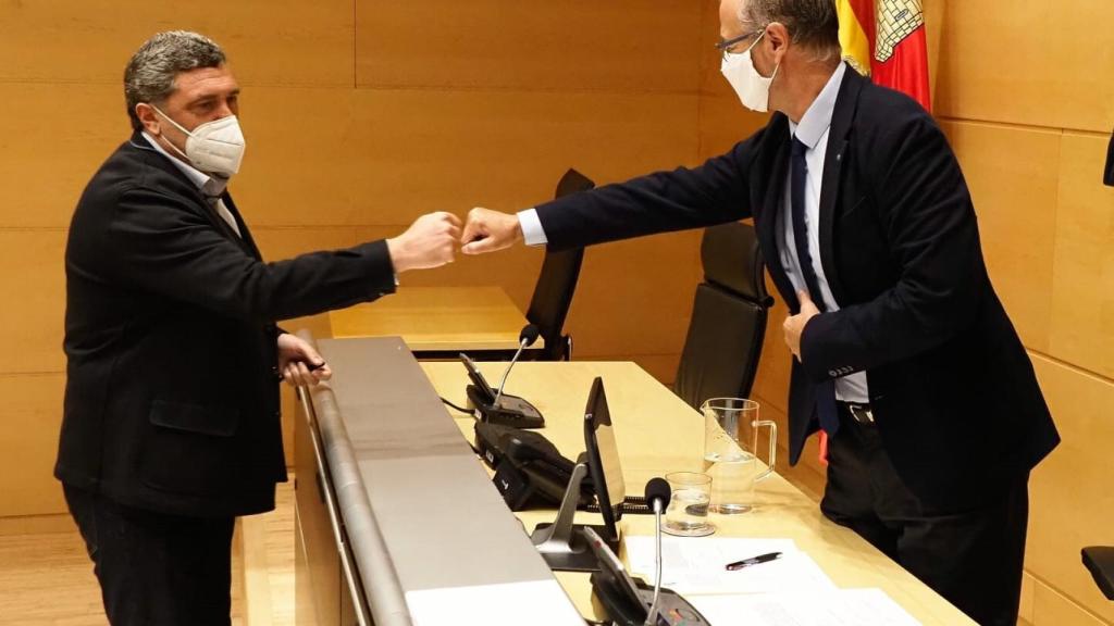 El presidente de la Comisión, Pedro José Pascual, y el presidente de las Cortes, Luis Fuentes