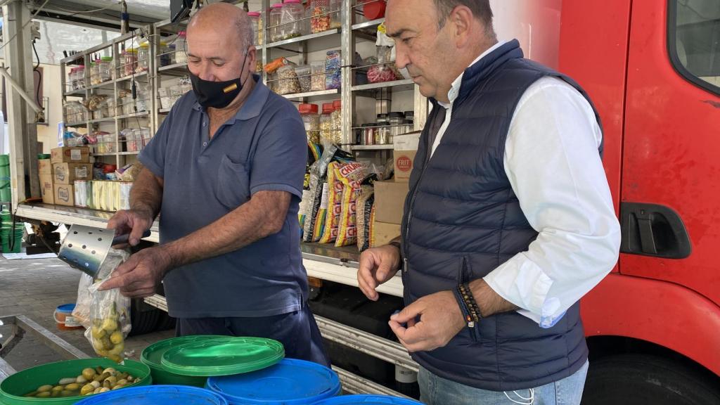 Miguel Ángel de Vicente, presidente de la Diputación de Segovia, visita un puesto de venta ambulante