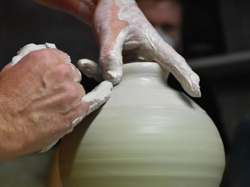 Detalle del trabajo de un alfarero en la localidad de Portillo