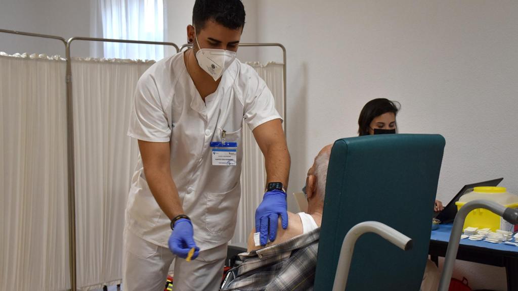 Vacunaciones de la tercera dosis en residencias en Los Tres Árboles de Zamora