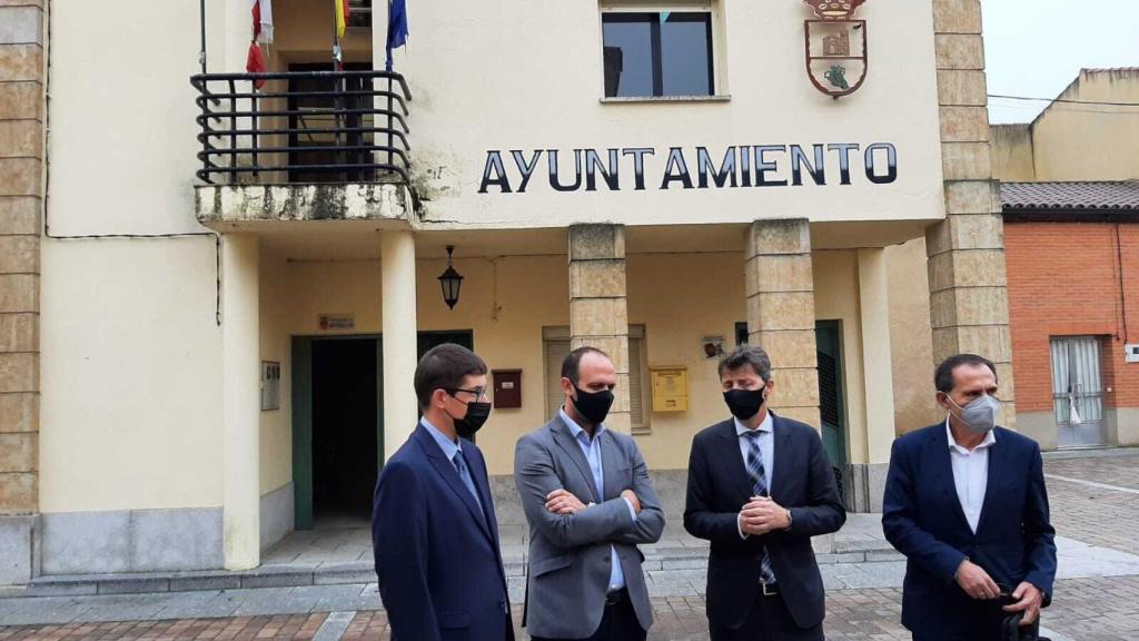 El director general de Telecomunicaciones y Ordenación de los Servicios Audiovisuales, Arturo Azcorra , junto al delegado de Telefónica en Castilla y León, Javier Alonso y el subdelegado del Gobierno en Zamora, Ángel Blanco