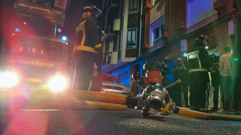 Bomberos de León durante la intervención en el incendio de la vivienda