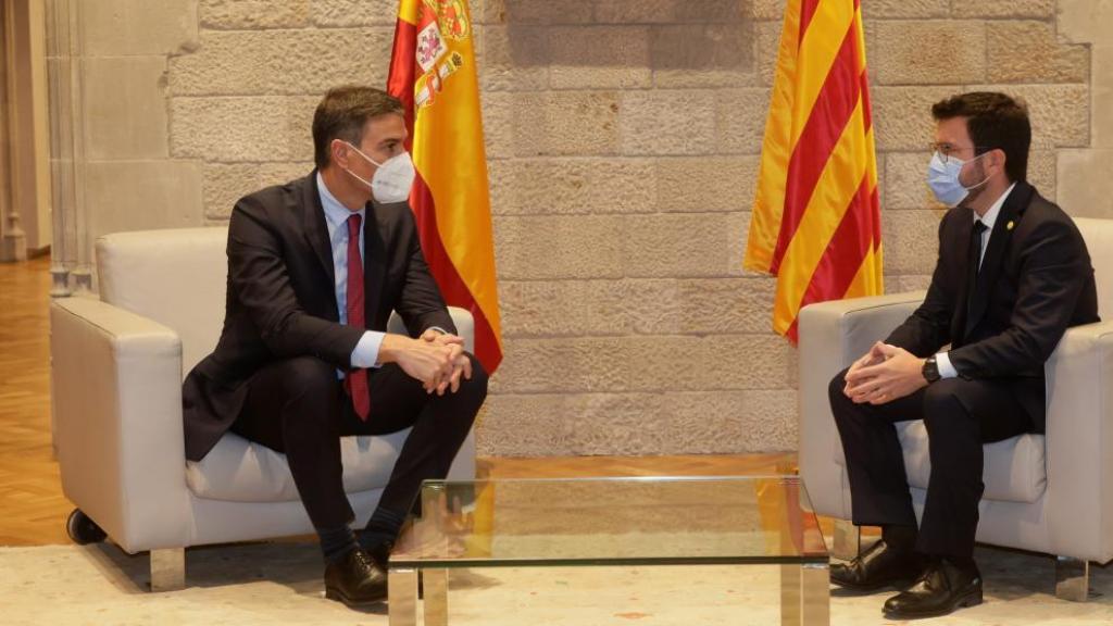 Pedro Sánchez, presidente del Gobierno, y Pere Aragonès, president del Govern, en el Palau de la Generalitat.