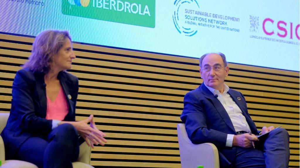 La vicepresidenta tercera, Teresa Ribera y el presidente de Iberdrola, Ignacio Galán.
