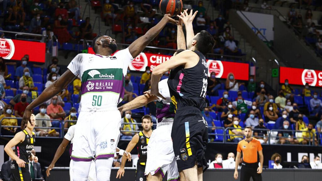 Michael Eric intenta frenar a Shermadini bajo los aros.