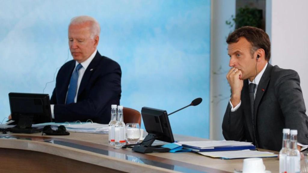 Joe Biden y Emmanuel Macron, en un pleno del G7.