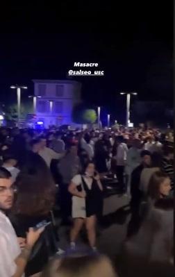 Aglomeraciones en el exterior de Ruta (@salseo_usc).