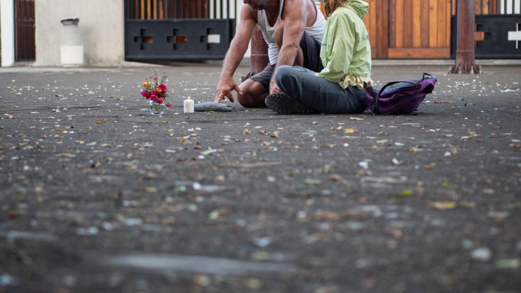 Libertad reza junto a su mejor amigo.