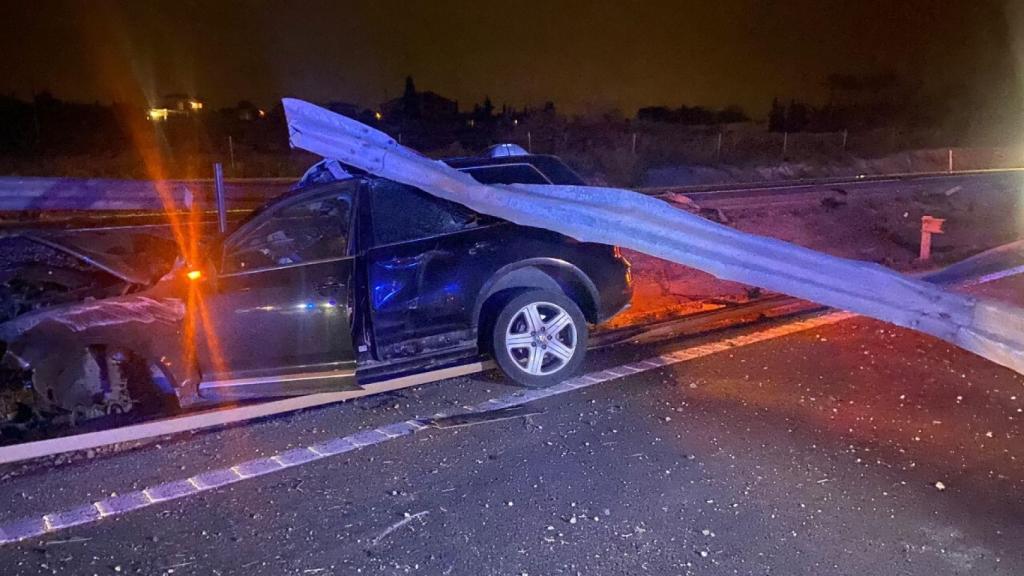 El turismo cruzó la mediana por razones desconocidas y circulaba en sentido contrario.