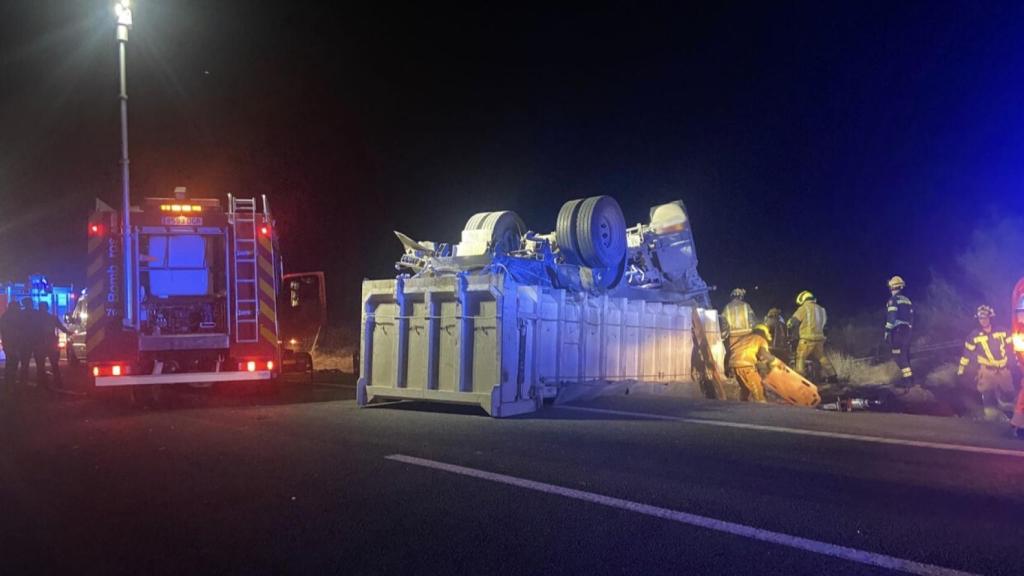 El camión volcó al intentar esquivar un turismo que iba en dirección contraria por la A-31.