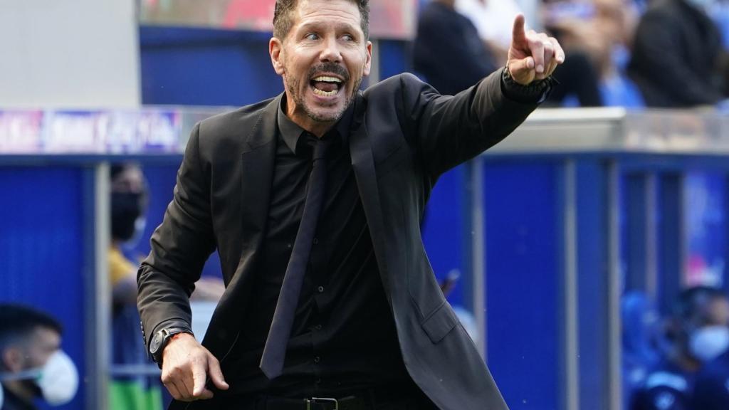 Simeone, en la banda de Mendizorroza protestando una jugada