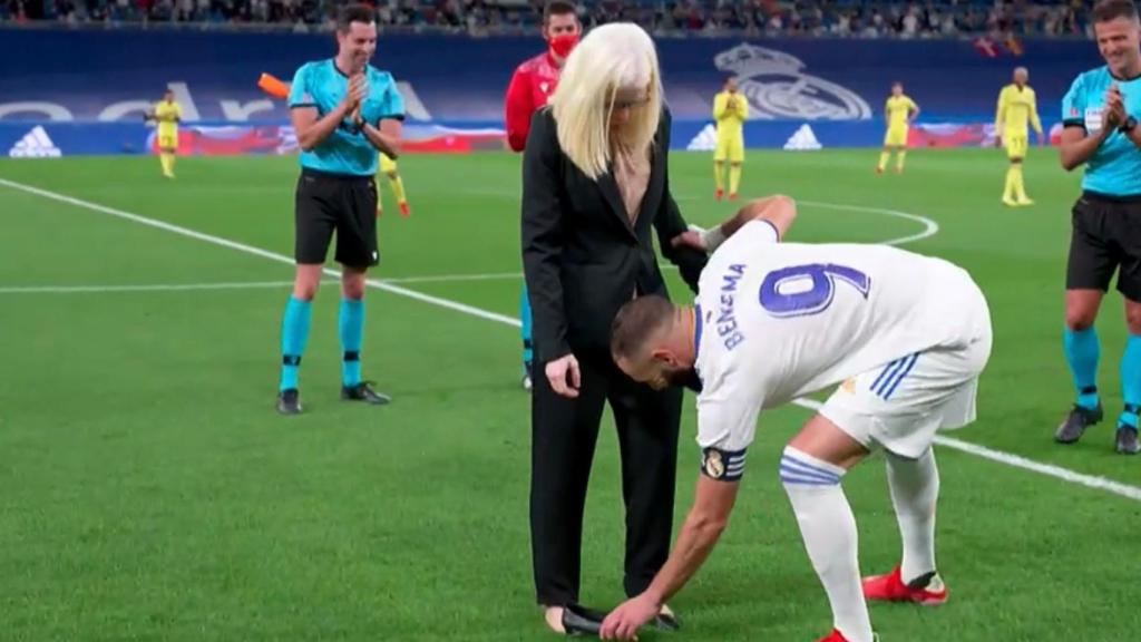 Saque de honor de Susana Rodríguez en el Santiago Bernabéu antes del Real Madrid - Villarreal