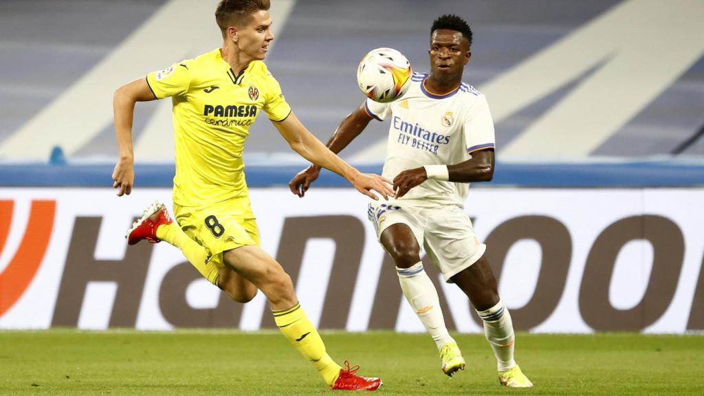 Juan Foyth y Vinicius se disputan un balón