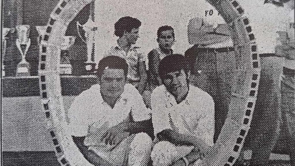 Una cuadrilla posa junto al mítico 'huevo'