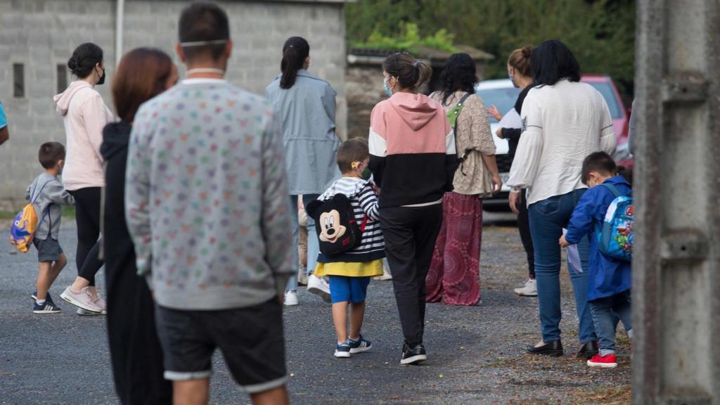 Niños y familiares en la entrada de un colegio gallego el primer día de curso.