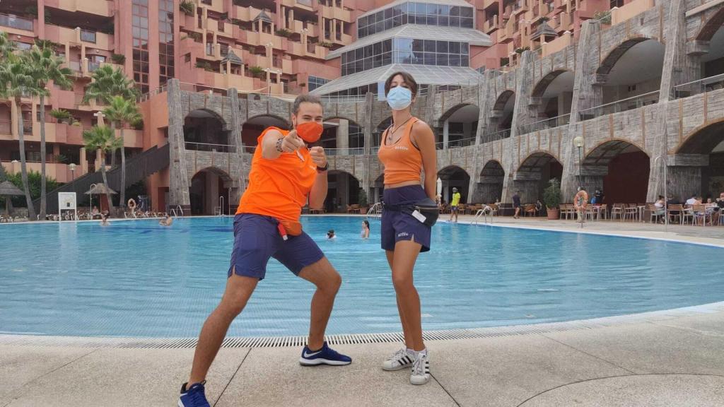 Thio y Guillermo en el hotel.