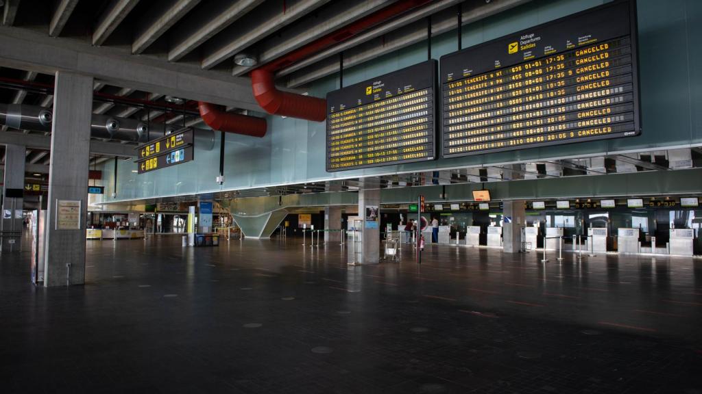 Aeropuerto de La Palma este domingo, con todos los vuelos cancelados.