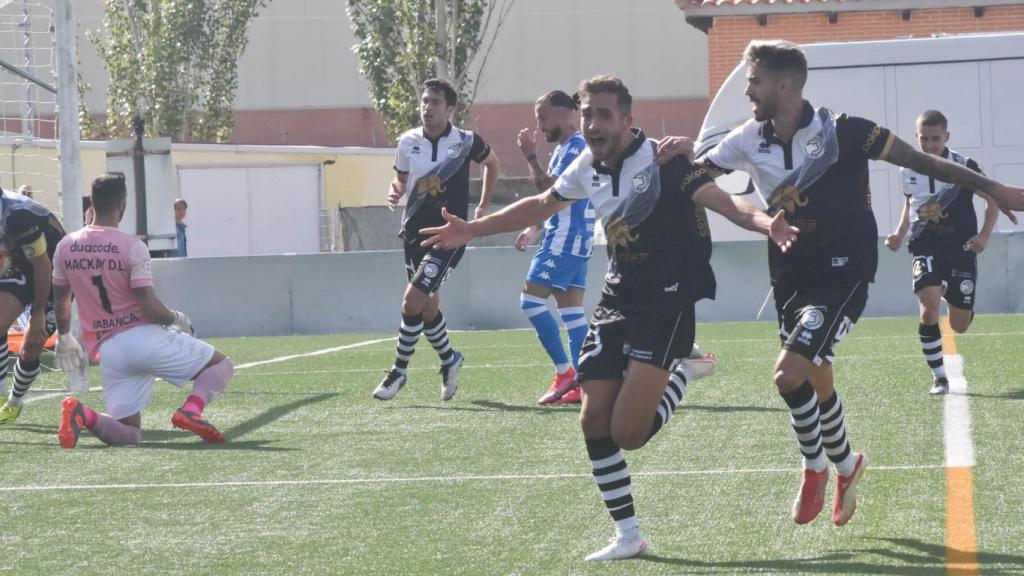 Salinas celebra el primer gol de Unionistas de Salamanca frente al RC Deportivo