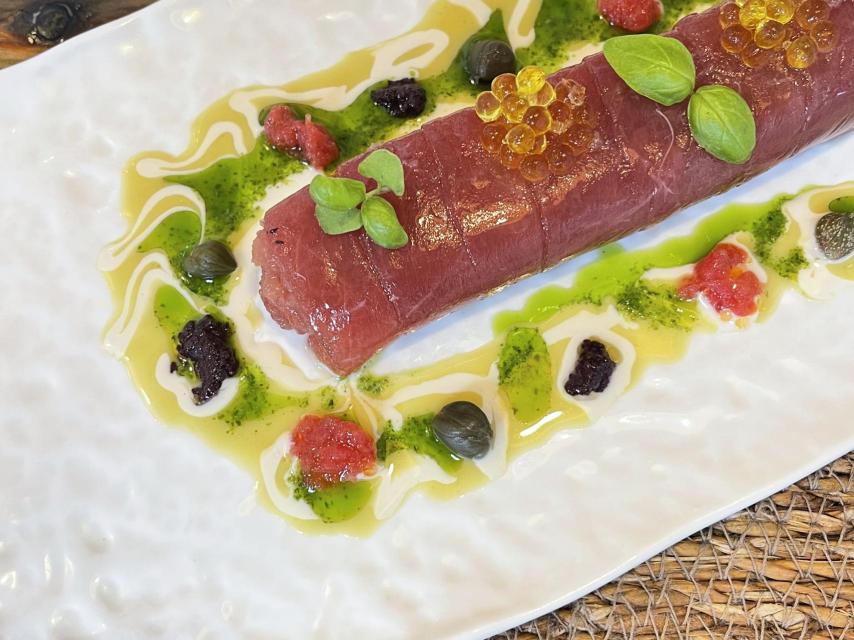 Canelón de atún con sabores mediterráneos
