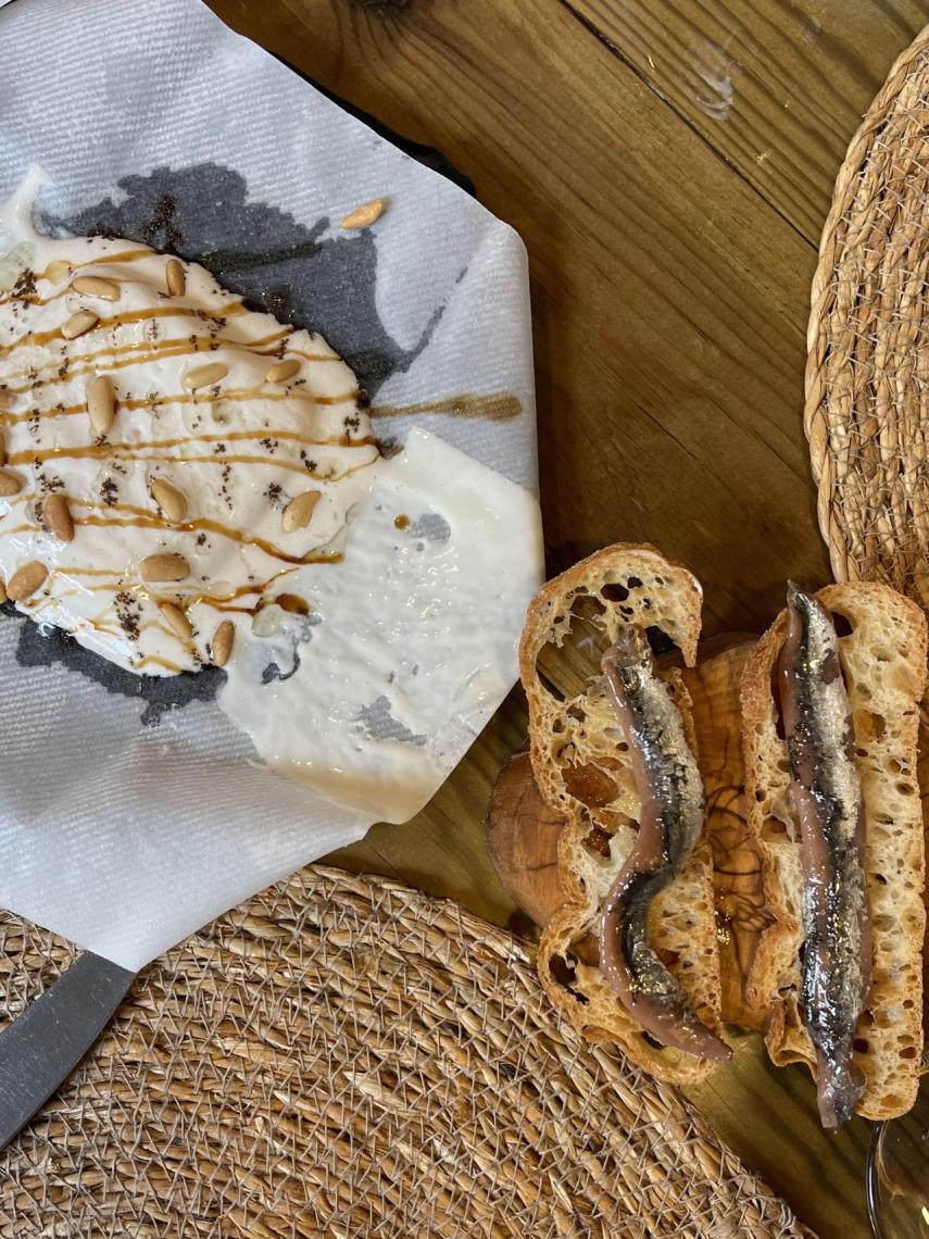 Mató de almendras y anchoa