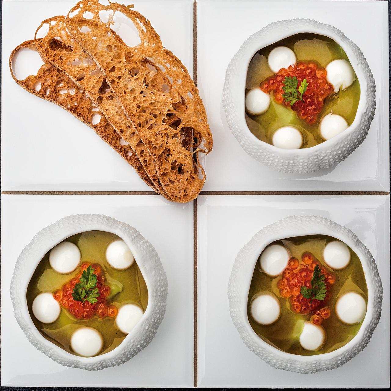 Buey de mar sin trabajo con aguacate y huevas de trucha