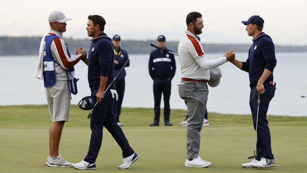 Jordan Spieth saludándose con Jon Rahm en la Ryder Cup