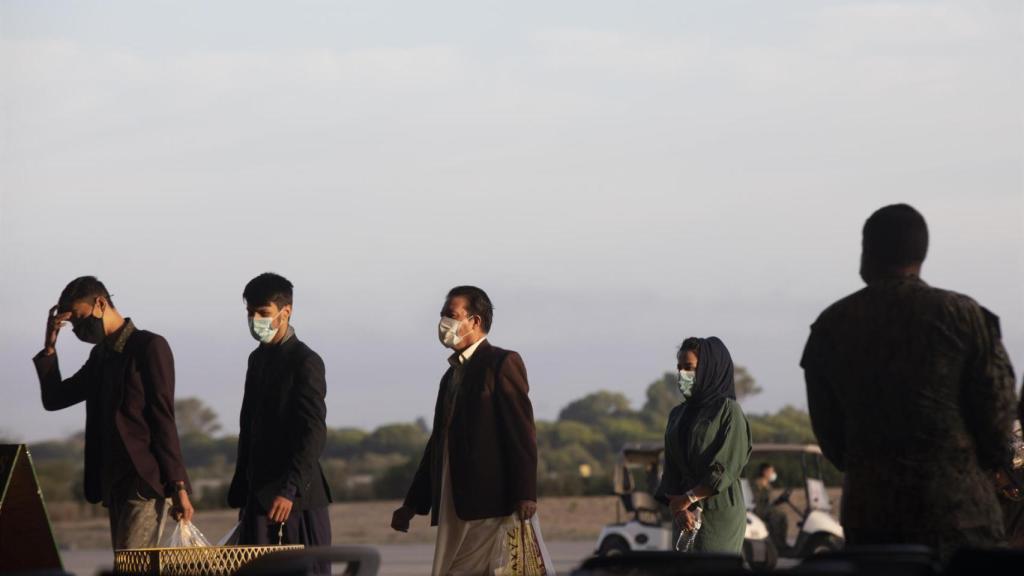 Refugiados afganos a su llegada a la Base Naval de Rota.