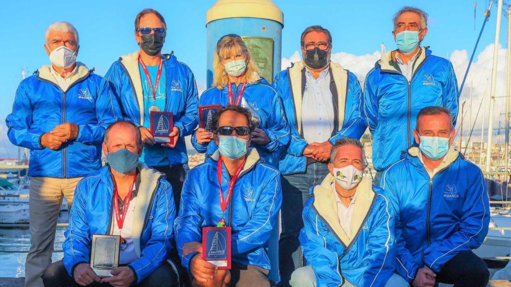 Los patrones de los barcos ganadores con las autoridades y Vicente Garrigós que fue homenajeado.