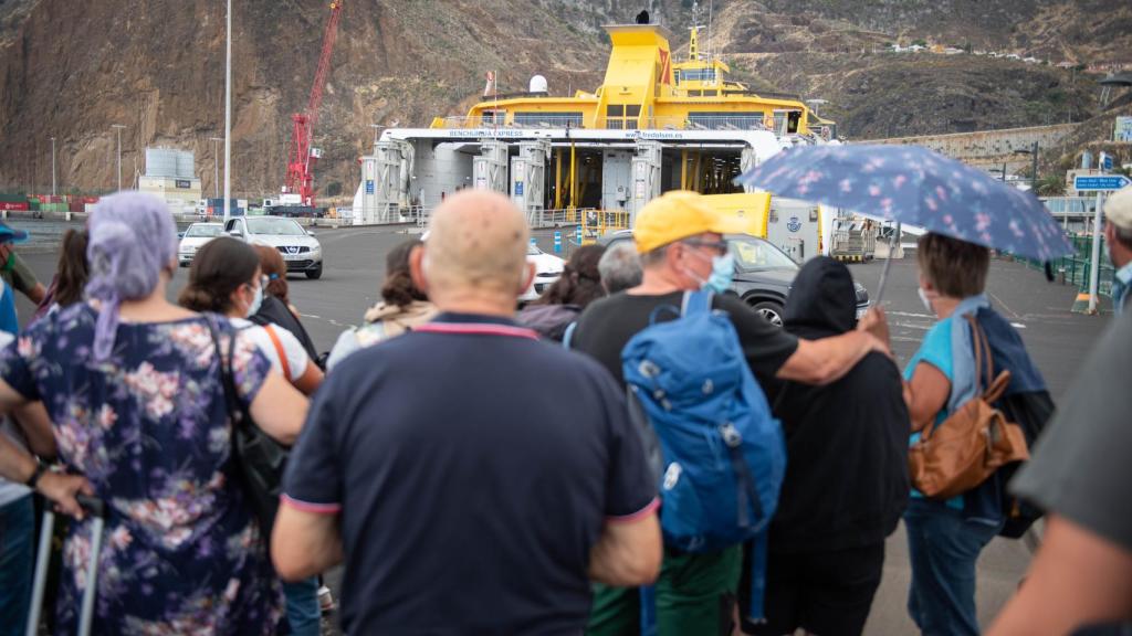 Una imagen de la salida del barco de Fred Olsen a las 17 horas de este domingo.