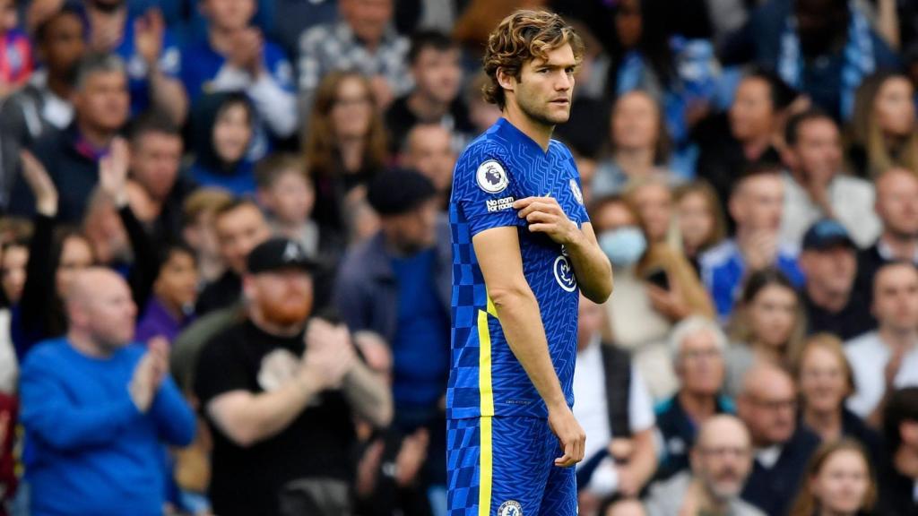Marcos Alonso se señala el parche contra el racismo para no arrodillarse