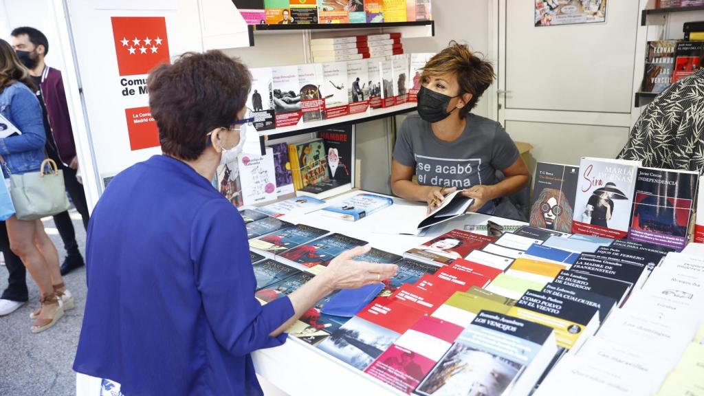 Sonsoles Ónega en su 'stand' de la Feria del Libro